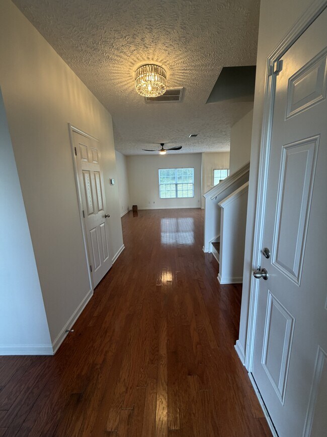 Building Photo - 8304 Oak Knoll Dr