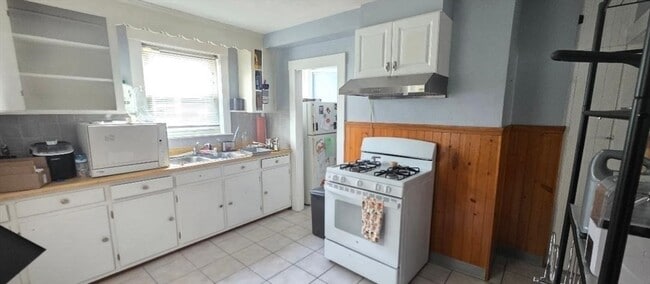 Building Photo - 176 Safford St