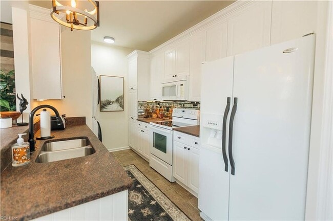 Building Photo - 2000 Picardy Ct