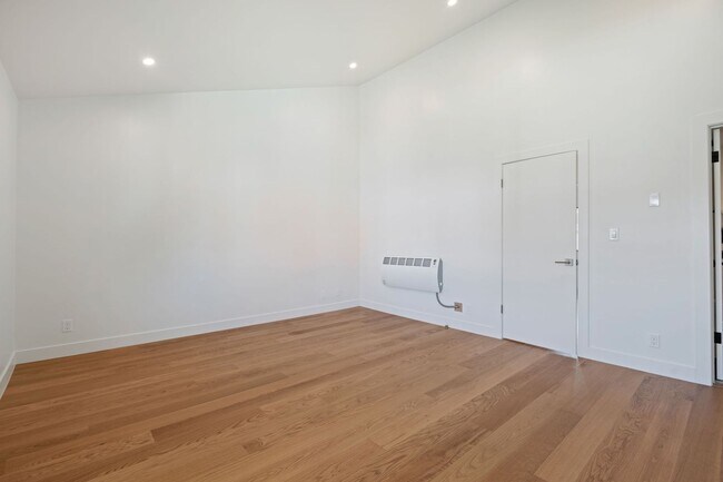 Building Photo - Fully Remodeled 2 Bed, 2 Bath East Beach T...