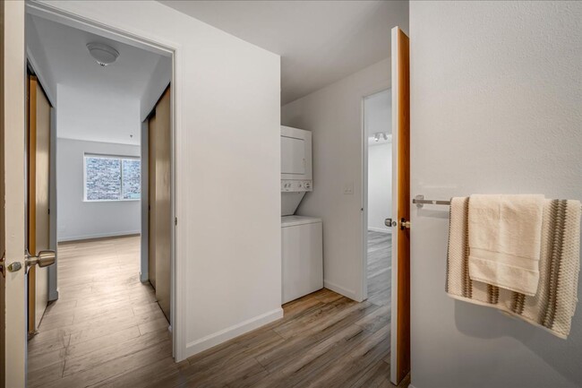 Building Photo - Charming 1 Bed 1 Bath Condo on Capitol Hil...