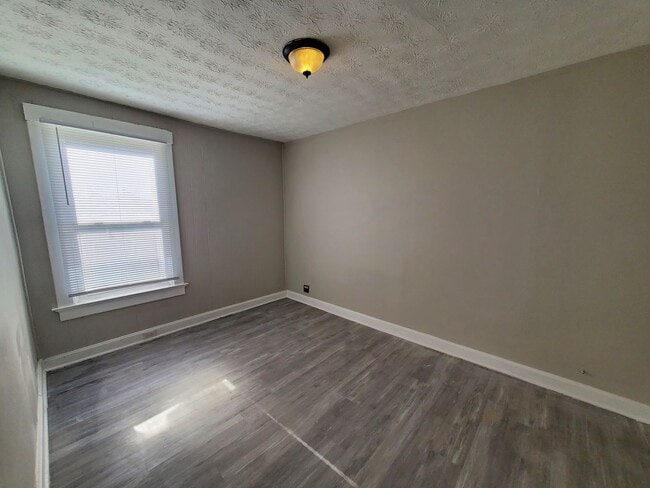 Building Photo - Three-bedroom 2 Full Bath Single-Family Ho...