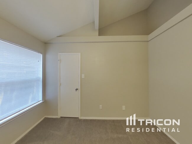 Building Photo - 1008 W Lovers Ln
