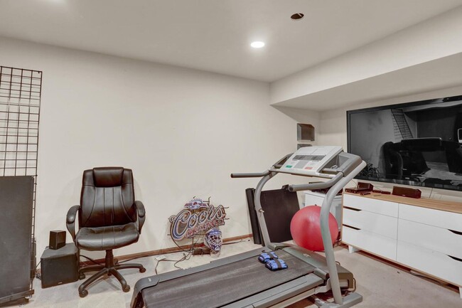 Building Photo - Beautiful 5 Bedroom Home Near the Cherry C...