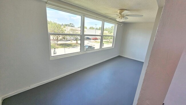 Building Photo - 2 Bedroom 1 Bath Second Floor Condo in St....