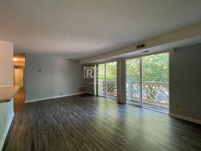 Building Photo - **MOVE IN SPECIAL!**Beautiful 2 Bed 2 Bath...