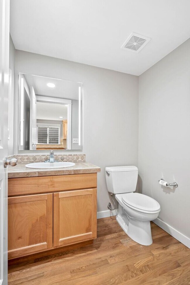 Building Photo - Immaculate Urban Townhome in Famed Alaska ...