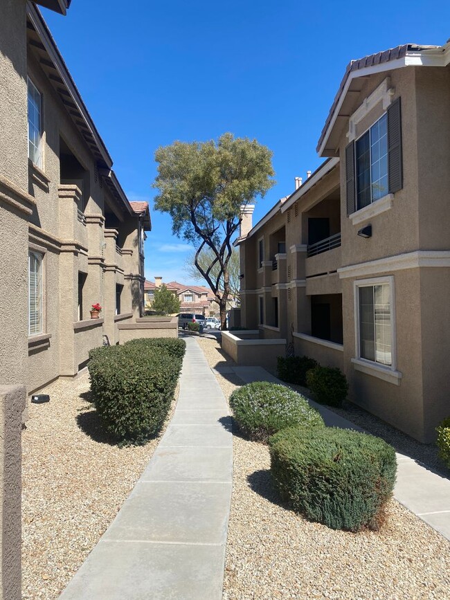 Building Photo - BEAUTIFUL CUSTOM CONDO IN DOWNTOWN SUMMERLIN