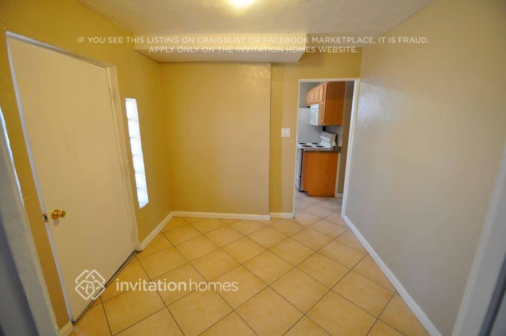 Building Photo - 806 E Amelia Ave