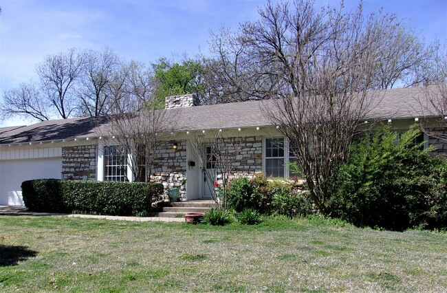 Building Photo - 3 Bed 1 Bath 2 Car in NW Oklahoma City Rob...