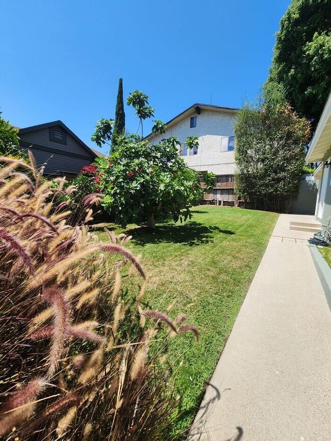 Building Photo - ** Stunning Dream 3 BD / 2 BA HOME w/ Doub...