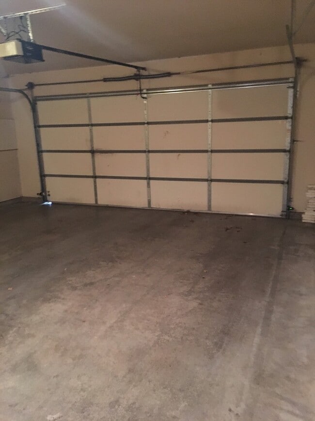 Building Photo - 2 Bedroom, 2 Bathroom Townhouse