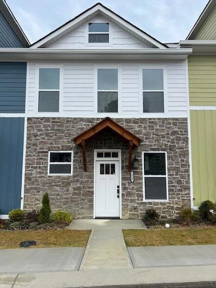 Primary Photo - 1913 Cypress Ln