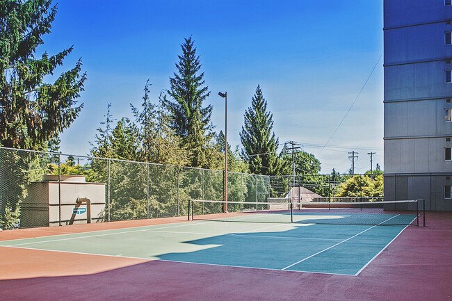 Building Photo - CDA NORTH CONDO - JUST LISTED ONE BEDROOM CONDO!