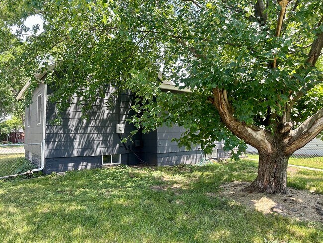 Building Photo - $1,175 | 1 Bedroom 1 Bath | Studio House | W&D | Fenced Yard | Central A/C
