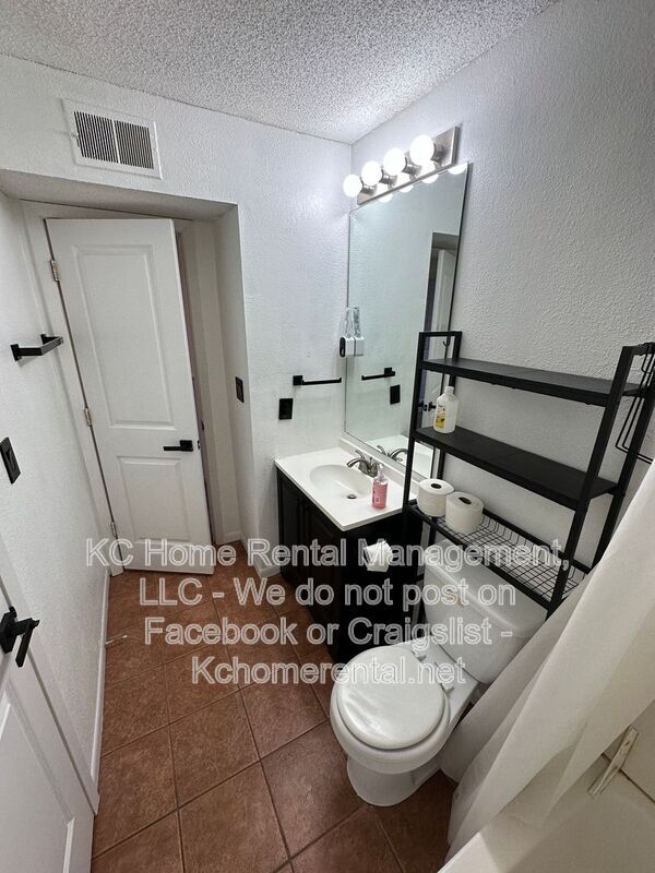 Building Photo - 1708 E 97th St