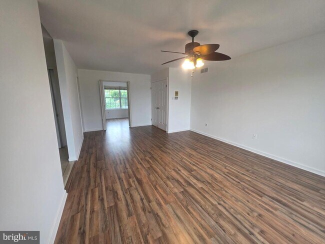 Building Photo - 138 Persimmon St