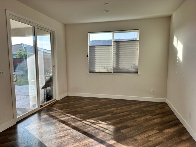 Building Photo - Modern 4 Bed, 3.5 Bath Home with Solar, St...