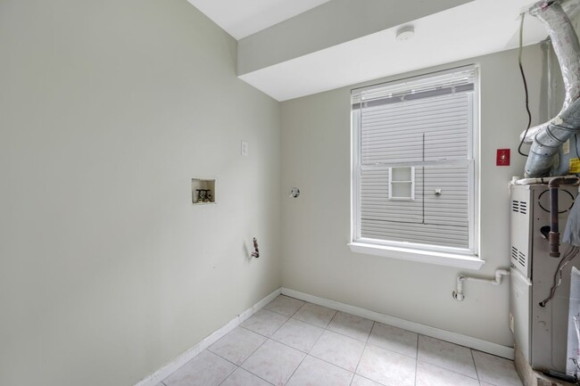 Building Photo - 14 Birks Pl