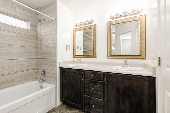 Building Photo - 4 bed | 2 1/2 bath | 2 car garage in Deser...