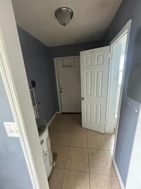 Building Photo - 901 W Anderson St