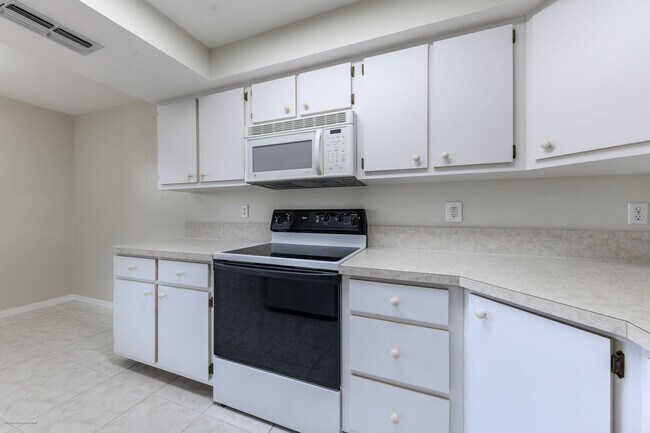 Building Photo - PRICE DROP!! UNFURNISHED ANNUAL RENTAL. CL...