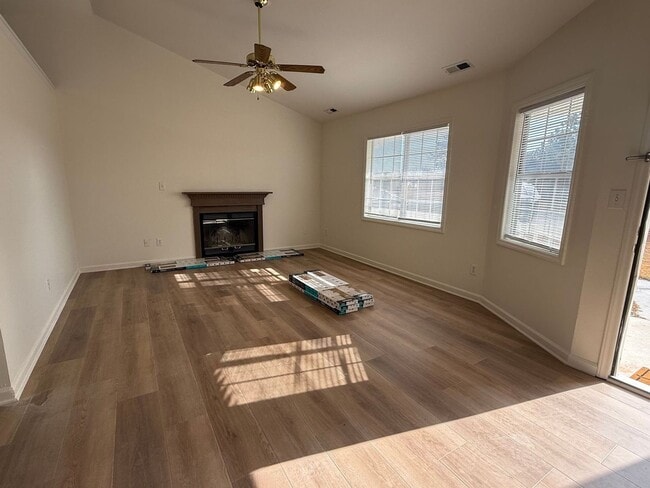 Building Photo - Charming 3 bedroom home in the Hubert area