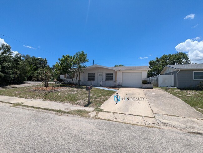 Primary Photo - Must See 3/2/1 over 1000sf with tile/lamin...