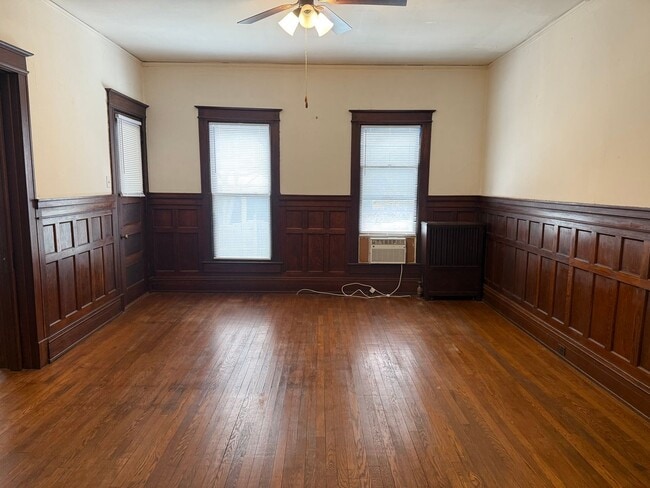 Building Photo - 1 Bedroom unit in Dunleath Historic District - Office Space & W/D Connections!