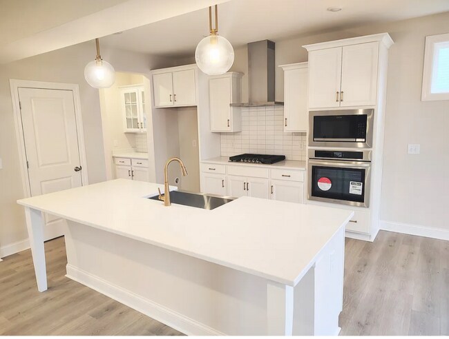 Building Photo - 7906 Pine St