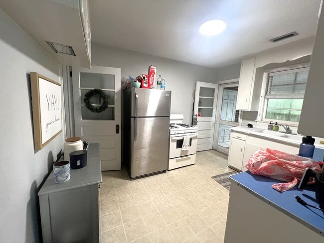 Building Photo - 2 Bedroom | 1 Bathroom Home – Downtown Charleston - Available January 1!