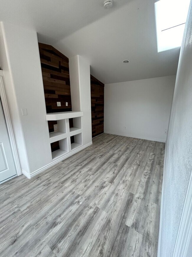 Building Photo - Charming 3-Bedroom Home with Fireplace & Private Yard – South B St, Lompoc