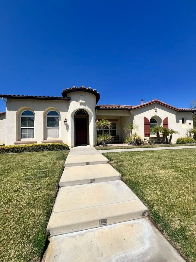 Primary Photo - Fully?Furnished 4?Bed?|?3?Bath Pool Home i...