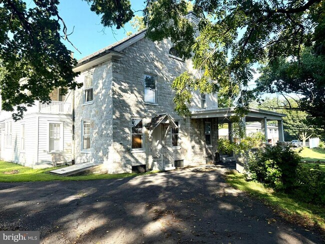 Building Photo - 135 Fort Loudon Rd