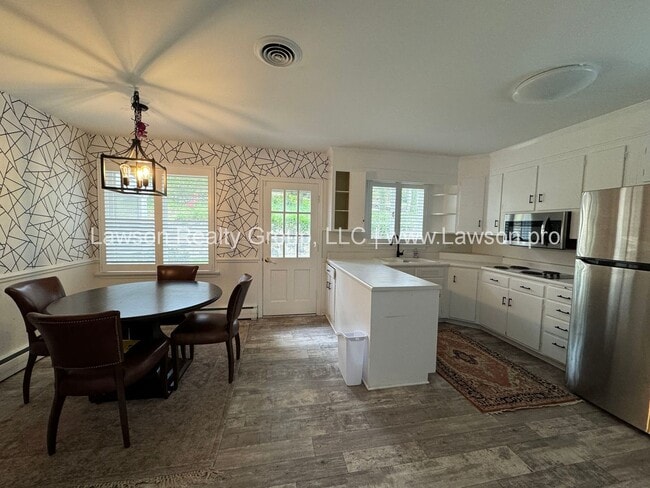 Building Photo - Spacious South Roanoke Home with Lawn Care Included