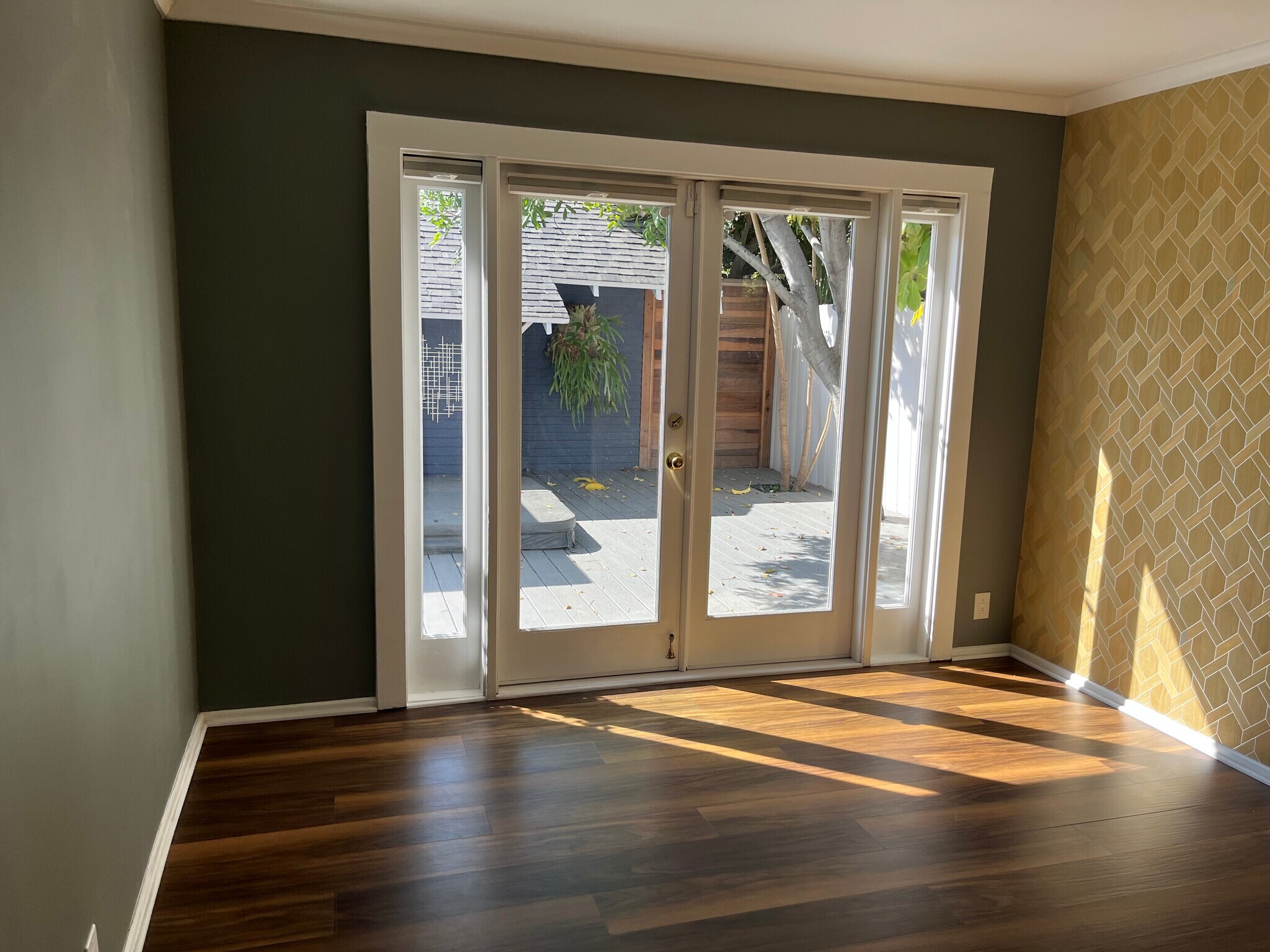 Building Photo - 7024 De Longpre Ave