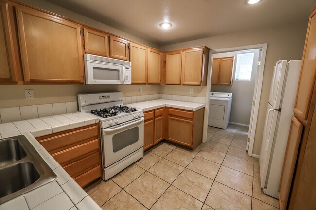 Building Photo - Northwest Las Vegas Gated Community Living with Resort-Style Amenities!