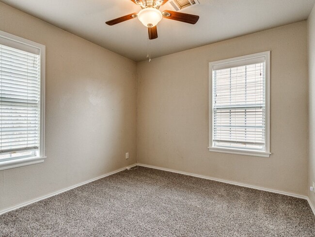 Building Photo - 3 bed 1 bath updated with beautiful garage...