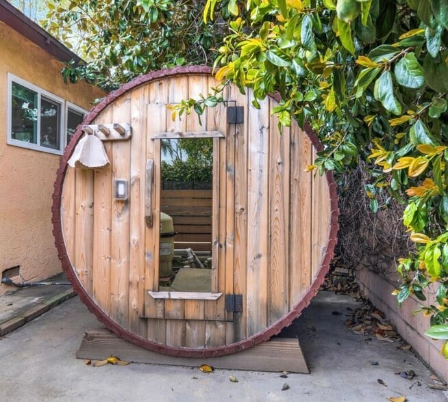 Building Photo - 10100 Sophia Ave