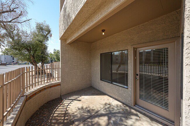 Building Photo - Centrally located and affordable in Woodla...