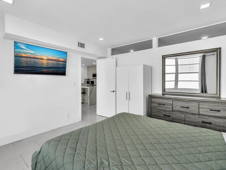 Building Photo - 3725 S Ocean Dr