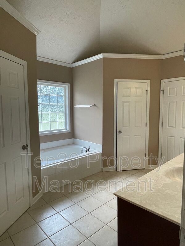 Building Photo - 7974 N Ivy Park Dr