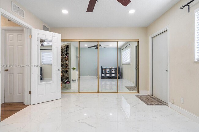 Building Photo - 2701 Middle River Dr