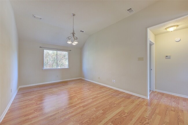 Building Photo - 13030 Richmond Ave