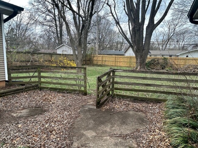 Building Photo - Very spacious 4 bedroom, 2 bath home in Kickapoo Schools! This will go fast!