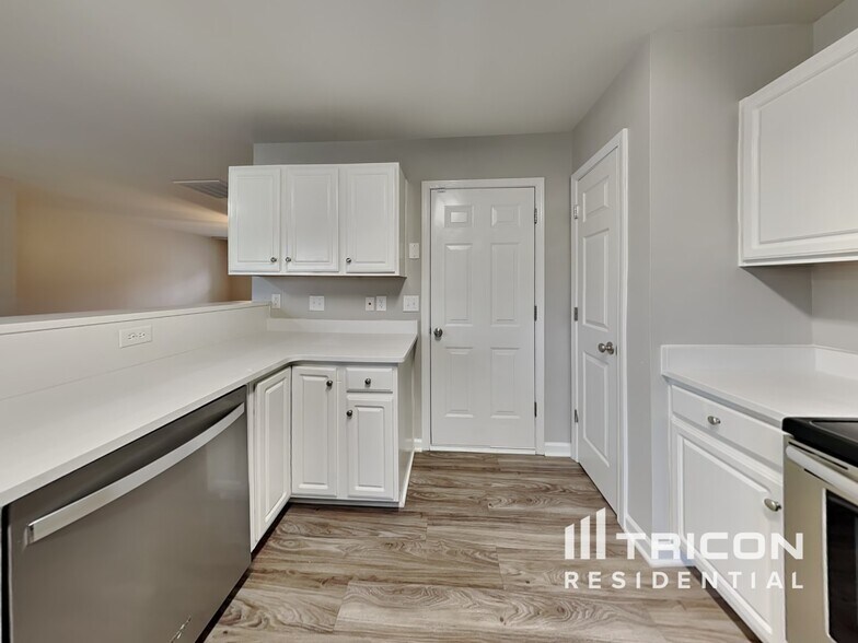 Building Photo - 9514 Parkridge Dr