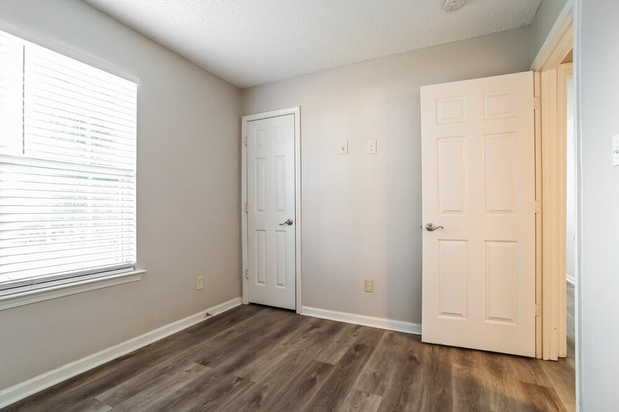 Building Photo - 1610 Royal Tree Ct