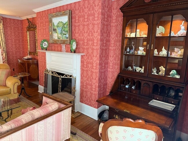 Building Photo - 506 Roslyn Pl