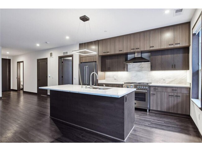 Building Photo - 253 Lake St E