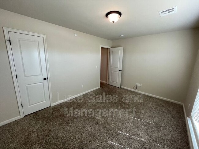 Building Photo - 9501 Ashford Dr